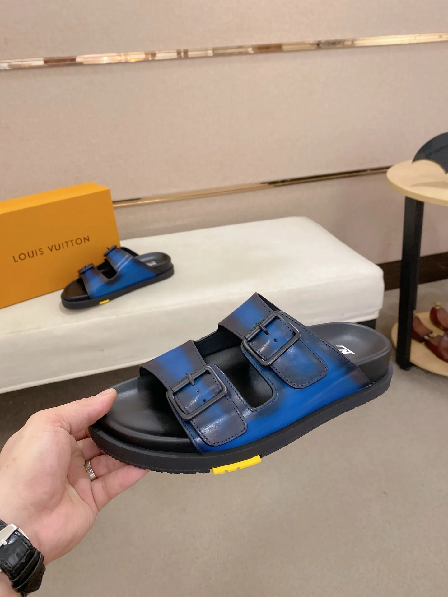Factory price: 420💰Made by LV🔍Top purchasing agent. Men's spring and summer slippers are available at the same counter. The uppers are made of cowhide imported from Italy. High-quality craftsmanship, soles: original soles specially provided by the original factory, exclusive movable molded soles are super comfortable, original factory follow-up goods, 🔍🔍high quality, can be entered and exited the counter at will, welcome to compare, code number 38-44. Can be customized45